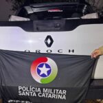 Homem é preso após roubo de veículo e tentativa de atropelar policiais em Blumenau