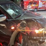 Brusque: colisão de caminhonete em poste na Azambuja deixa homem e mulher feridos