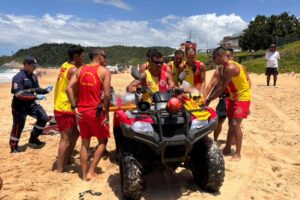 Idoso Sofre afogamento na Praia do Estaleirinho e é reanimado por bombeiros
