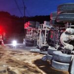 Caminhão tomba na BR-470 e provoca interdição após vazamento de óleo em Gaspar