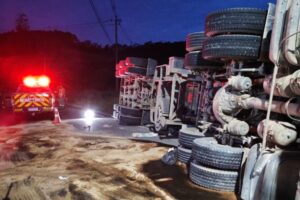Caminhão tomba na BR-470 e provoca interdição após vazamento de óleo em Gaspar