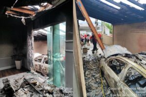 Fogo começa em carro e se espalha para casa em Gaspar