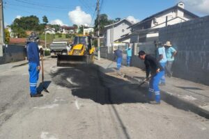 Brusque recupera 53 ruas com mais de 430 toneladas de asfalto