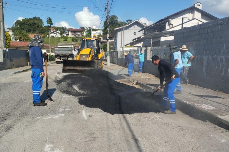 Brusque recupera 53 ruas com mais de 430 toneladas de asfalto