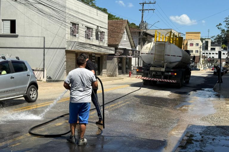 Avenida Primeiro de Maio recebe limpeza e melhorias na sinalização