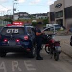 GTB aborda motociclista e alerta para riscos do transporte irregular de crianças