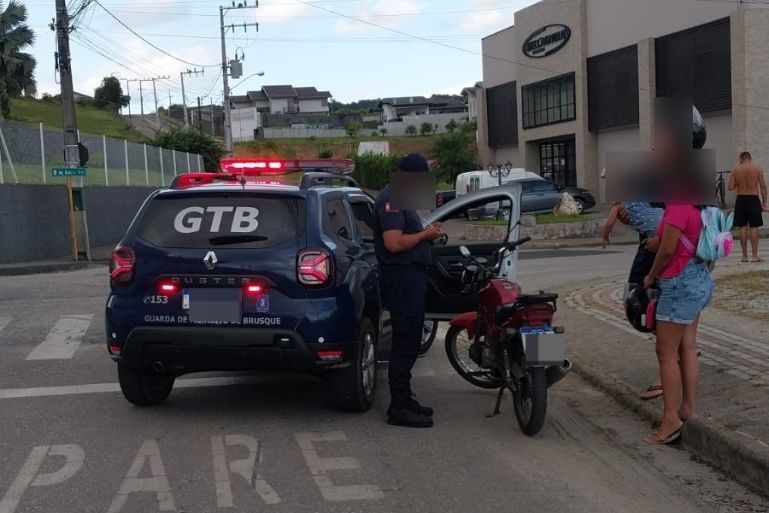 GTB aborda motociclista e alerta para riscos do transporte irregular de crianças