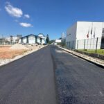 Nova via entre o IFC e o Colégio Cultura recebe 335 toneladas de asfalto no Jardim Maluche