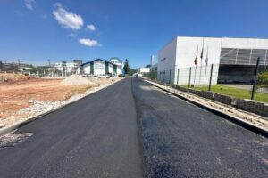 Nova via entre o IFC e o Colégio Cultura recebe 335 toneladas de asfalto no Jardim Maluche