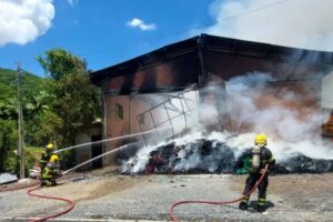 Incêndio mobiliza bombeiros por 11 horas em Blumenau; VÍDEO