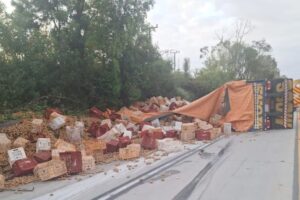 Tombamento de caminhão carregado de batata deixa um morto no Norte de SC