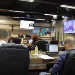 Vereadores pedem ação contra depósito de lixo em empresa de telefonia no Centro de Brusque