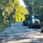 Serviço de reperfilagem asfáltica recupera mais de 500 metros de via entre a Limeira e o Poço Fundo