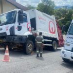 Caminhão da coleta de lixo fica preso em buraco em rua no Centro de Brusque