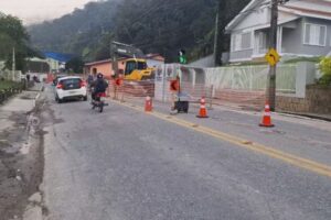 Av. Primeiro de Maio tem meia pista liberada ao tráfego em Brusque