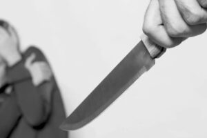 Homem que matou ex-companheira na frente dos filhos é condenado  em SC