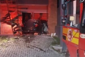 Carro invade residência e causa vazamento de gás após colisão em Bombinhas