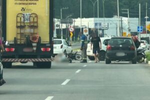 Motociclista é encaminhado para avaliação médica após acidente na Antônio Heil