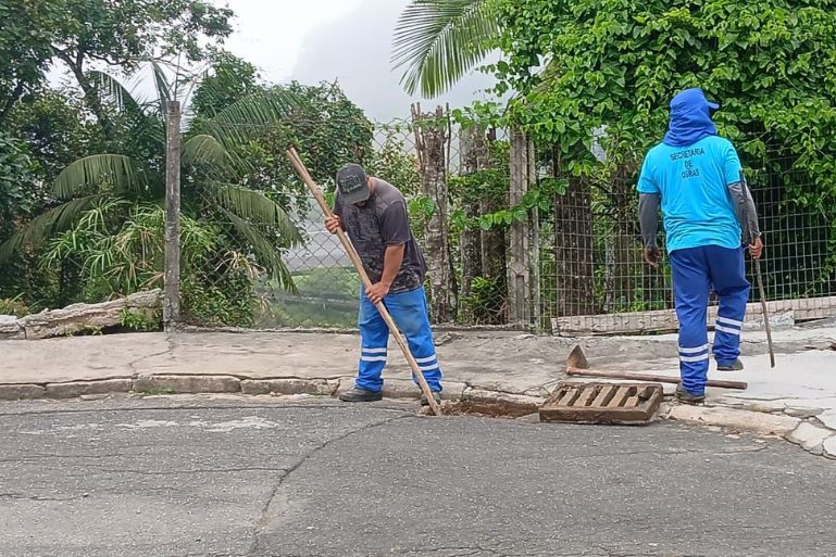 Bairro Planalto recebe serviço de limpeza de boca de lobo