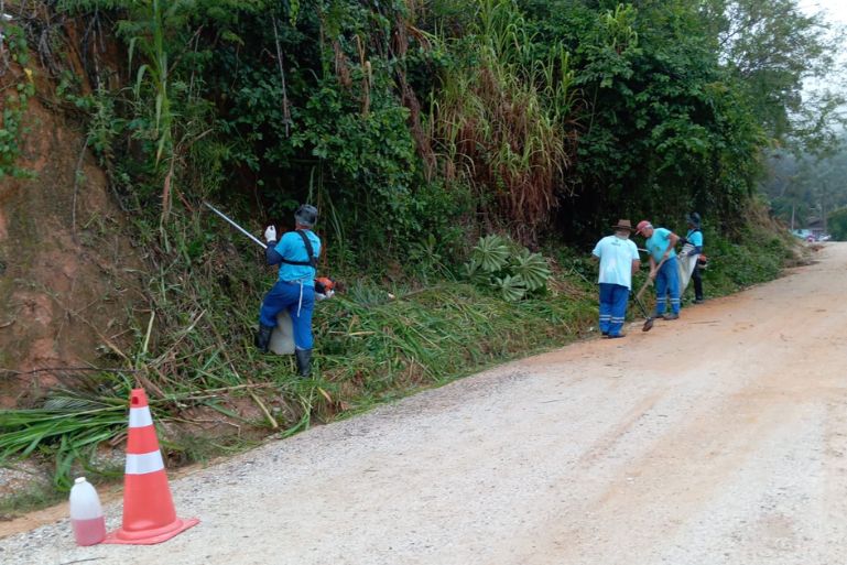 Cinco equipes foram às ruas para realizar um intenso trabalho de roçada por Brusque