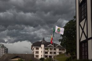 Brusque entra em alerta para temporais com ventos fortes e chuva intensa