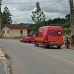 Homem sofre fratura na perna após acidente entre carro e moto em Brusque