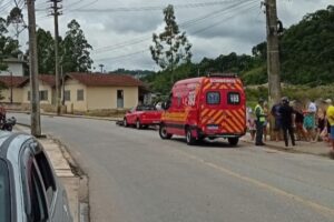 Homem sofre fratura na perna após acidente entre carro e moto em Brusque