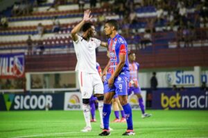 Carlos Renaux vira sobre o Joinville nos acréscimos e respira no Catarinense