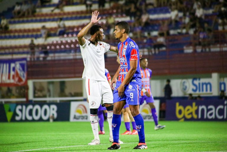 Carlos Renaux vira sobre o Joinville nos acréscimos e respira no Catarinense
