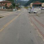 Trânsito fica em meia pista na rua Padre Antônio Eising neste domingo (22)