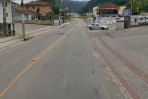 Trânsito fica em meia pista na rua Padre Antônio Eising neste domingo (22)