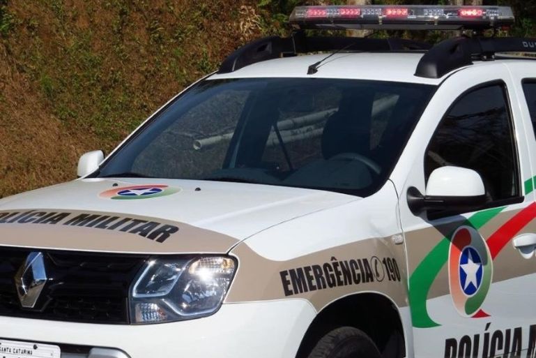 Homem com mandado por estupro é preso pela PM em Brusque