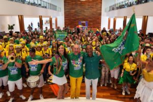 Luciano Hang comanda Carnaval entre os colaboradores da Havan em Brusque