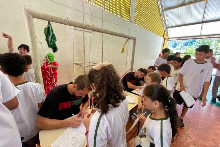 Brusque FC leva atletas para interação com crianças em nova fase do projeto social