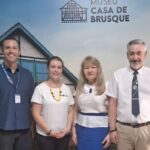 Poloneses visitam o Museu Casa de Brusque durante intercâmbio