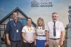 Poloneses visitam o Museu Casa de Brusque durante intercâmbio