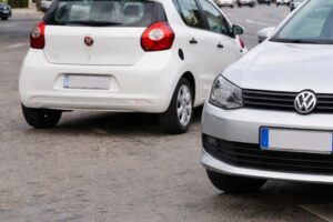 Motorista é conduzida ao hospital após acidente no Bairro Azambuja