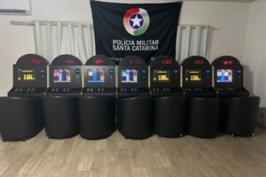 Denúncia leva PM a desarticular ponto de caça-níqueis em Blumenau