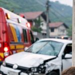 Motorista fica ferida após carro colidir contra poste em Brusque