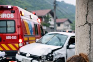 Motorista fica ferida após carro colidir contra poste em Brusque