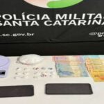 Veículo em atitude suspeita levava crack embalado para à venda em Brusque