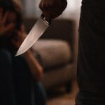 Mulher é esfaqueada no pescoço e sofre cortes nas mãos em Timbó