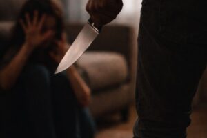 Mulher é esfaqueada no pescoço e sofre cortes nas mãos em Timbó