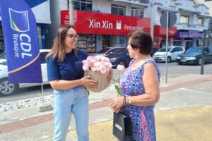 VÍDEO: Rádio Araguaia distribui 300 rosas em ação especial pelo Dia da Mulher