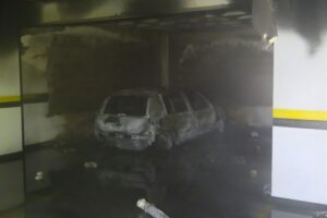 Carro é destruído por incêndio em garagem de condomínio
