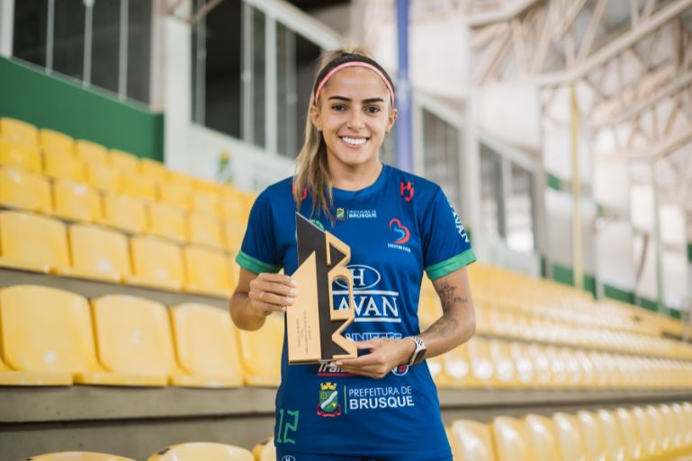 Jogadora do Barateiro é eleita melhor atleta do futsal universitário