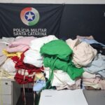 Mulher é detida com mais de 200 peças de roupas furtadas em Itajaí