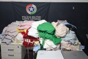 Mulher é detida com mais de 200 peças de roupas furtadas em Itajaí