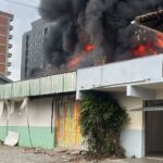 VÍDEO: Incêndio em depósito mobiliza bombeiros no bairro Santa Terezinha, em Brusque