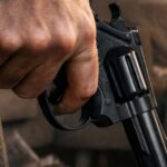 Homem invade casa armado e tenta atirar contra namorado da ex, em Blumenau